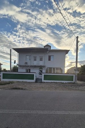 Închiriez casă 