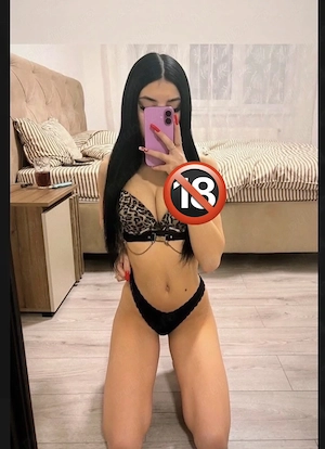 Bruneta slim 23 ani