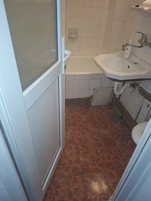 Garsoniera in spatele hotelului Ramada - imagine 5