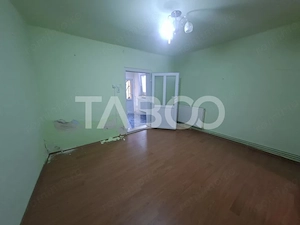 Apartament la casa de vanzare 2 camere garaj curte comuna cu 2 vecini - imagine 4