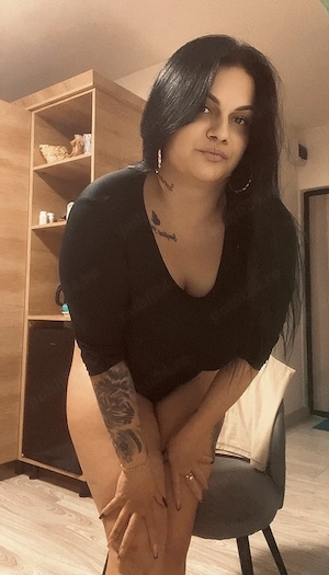 Fără grabă brunetă cu forme frumoase pozele 100% reale 