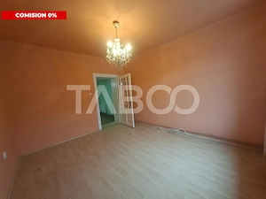 Apartament la casa de vanzare 2 camere garaj curte comuna cu 2 vecini