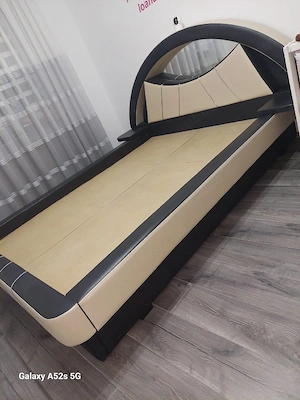 vând pat tapițat 