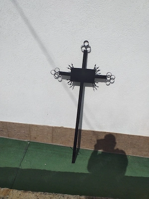 Vând cruci și grilaje din fier forjat pentru morminte.