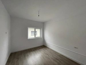 Duplex despartit prin camera tehnica | 5 camere 3 bai | Ghiroda | Asfalt - imagine 6