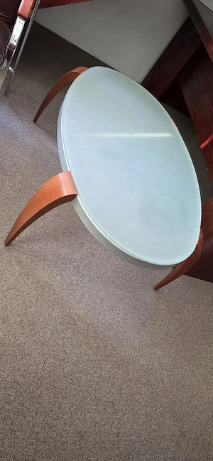 Masuta cafea sticla mata alba si picioare maro - lungime 120 cm, 300 lei
