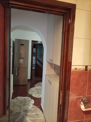 Inchiriez apartament 2 camere,et 2 ,mobilat ,centrala,zona Ramiro, aproape de gara Burdujeni  - imagine 4