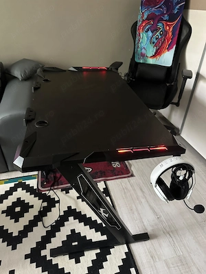 Birou de gaming cu lumină LED roșie integrată, suport pentru căști și suport pentru pahar.