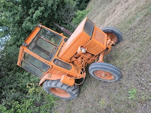 Vând tractor u 445 cu cabina  - imagine 3