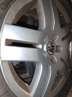 Vând set 4 genti aluminiu cu cauciucuri de iarnă pentru Volkswagen Golf 4 - imagine 2