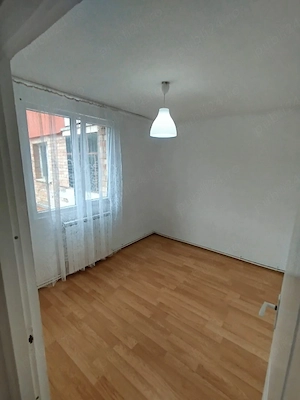 Apartament de închiriat în zona Adrdian cu trei camere la etajul 2 parțial mobilat ! - imagine 5