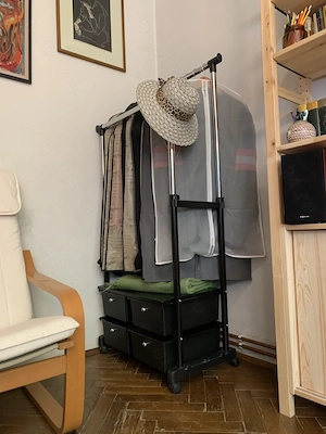 Stander cu raft și sertare