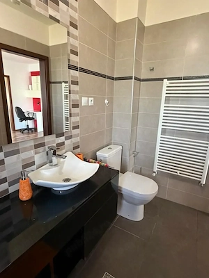Dau spre închiriere ap cu 2 camere, bucătărie,baie, terasă  - imagine 7