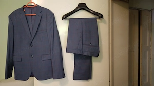 Vând costum de haine, bărbați, mărimea 48, se potrivește și la 46, elegant, modern, 