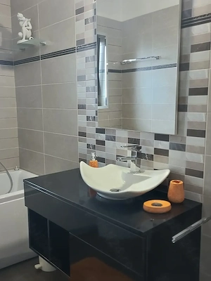 Dau spre închiriere ap cu 2 camere, bucătărie,baie, terasă  - imagine 8