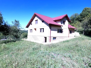 Oportunitate de Investiție în Runcu: Reședință cu Vedere Panoramică 