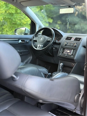    VW Touran 2.0 TDI 140 CP Automată DSG | Recent Adusă | Dotări Premium | Carte Service - imagine 6