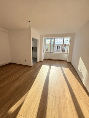 Garsoniera spatioas-Renovata integral-Potrivită pentru locuit sau investitie