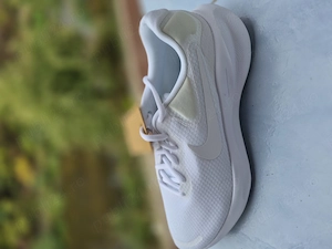 Adidas Nike Noi cu etichetă mărimea 40,5 preț 180 Lei