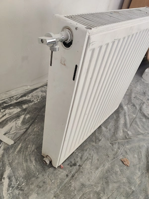 Vând calorifer 600x600 cu suporti