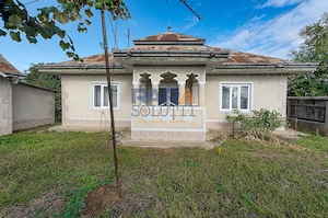 Casă cărămidă 80 mp, teren 1000 mp, colț, 7 km de Roman, Trifești