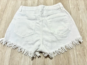 Pantaloni scurti albi din denim cu franjuri