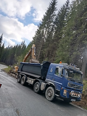 vând autobasculantă Volvo - imagine 2