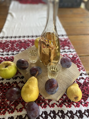 Pălincă naturală de fructe din livada proprie cust și aromă deosebite.