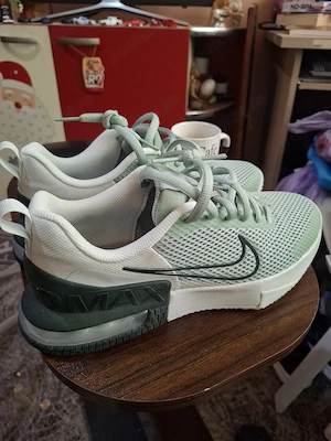 adidasi nike noi