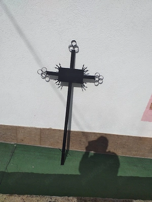 Vând cruci și grilaje din fier forjat, pentru morminte