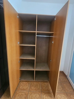 Vand dulap, canapea extensibila, minibar.