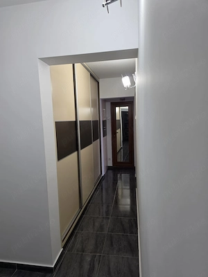 Vand apartament 3 camere, decomandat, zona E3 - imagine 2