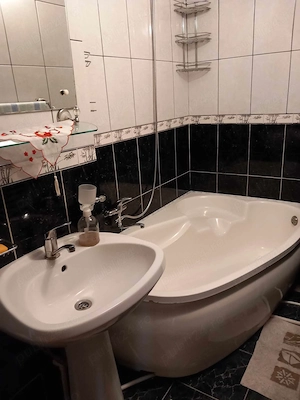 inchiriez ap.2camere, zona centrala   în blocul cu Impozite și Taxe Locale - imagine 6