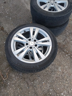 Vând jante  mercedes  pe 17 cu cauciucuri Michelin 