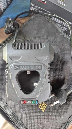 Încărcător 12V Parkside, folosit dar în stare foarte bună
