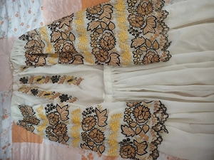 Vând costume nationale