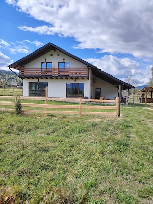 Ofer casa în regim hotelier