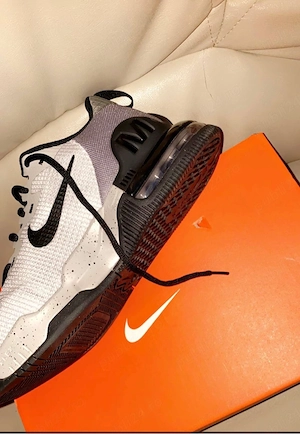 adidasi nike 