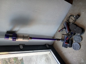 Vand aspirator pe baterie dyson v12 cu 6 accesorii
