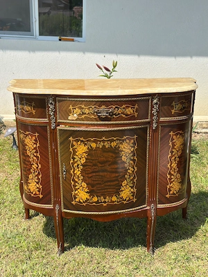 Comodă vintage bombată, cu intarsii florale, blat din marmură și ornamente metalice