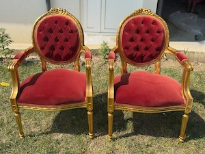 Pereche fotolii vintage stil Louis XVI, lemn aurit și catifea roșie capitonată