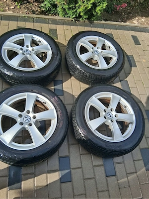 Vând set de 4 roți cu anvelope 215/60 R17, provenite de pe un Volkswagen Tiguan - imagine 2