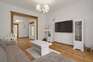 Vilă cu 4 camere de închiriat în zona Intim