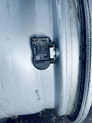 Set 4 jante aliaj DEZENT RE 16” 5x120 – BMW F30/F31 – KBA 47687 – TPMS - imagine 2