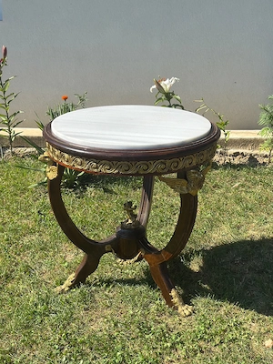 Măsuță rotundă vintage cu blat din marmură și ornamente aurii, stil clasic