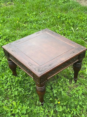 Măsuță vintage pătrată din lemn masiv, sculptată manual, stil clasic