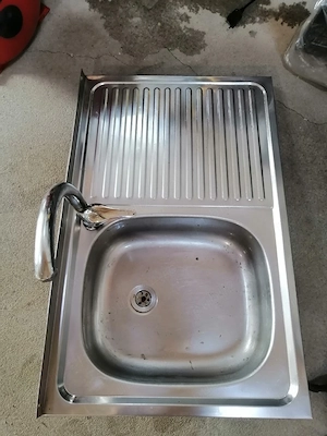 Vand 2chiuvete una bucătărie si una baie 