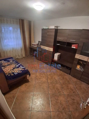 Apartament spatios cu 4 camere, decomandat, la parter - Galata