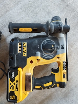 Vând rotopercutor cu baterie dewalt