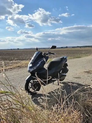 Honda PCX 125   2  km   stare foarte bună  Vând Honda PCX 125, an 2024, cu 10.600 km - imagine 3